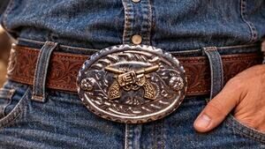 Men’s Western Belt Buckle Silver Tone Crossed Bronze Revolvers